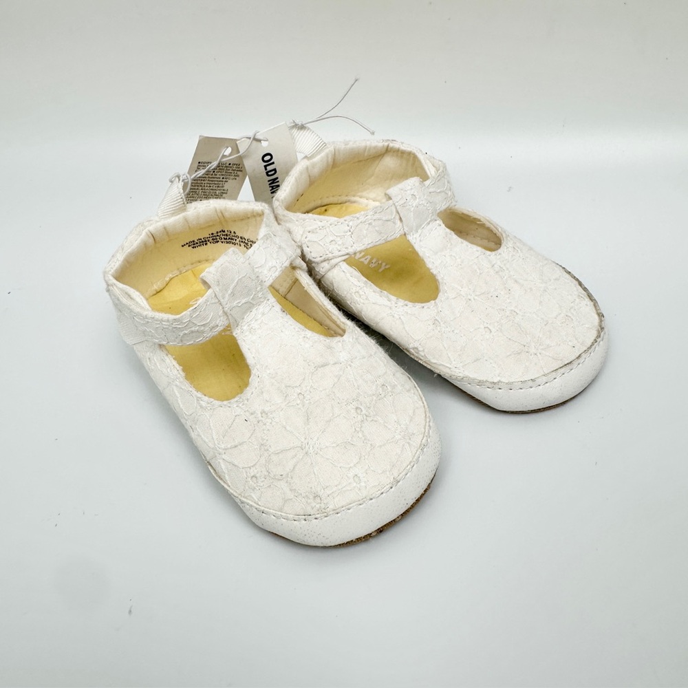 Old Navy Eyelet White Mary Jane Baby Shoes Size 18-24 months NWT